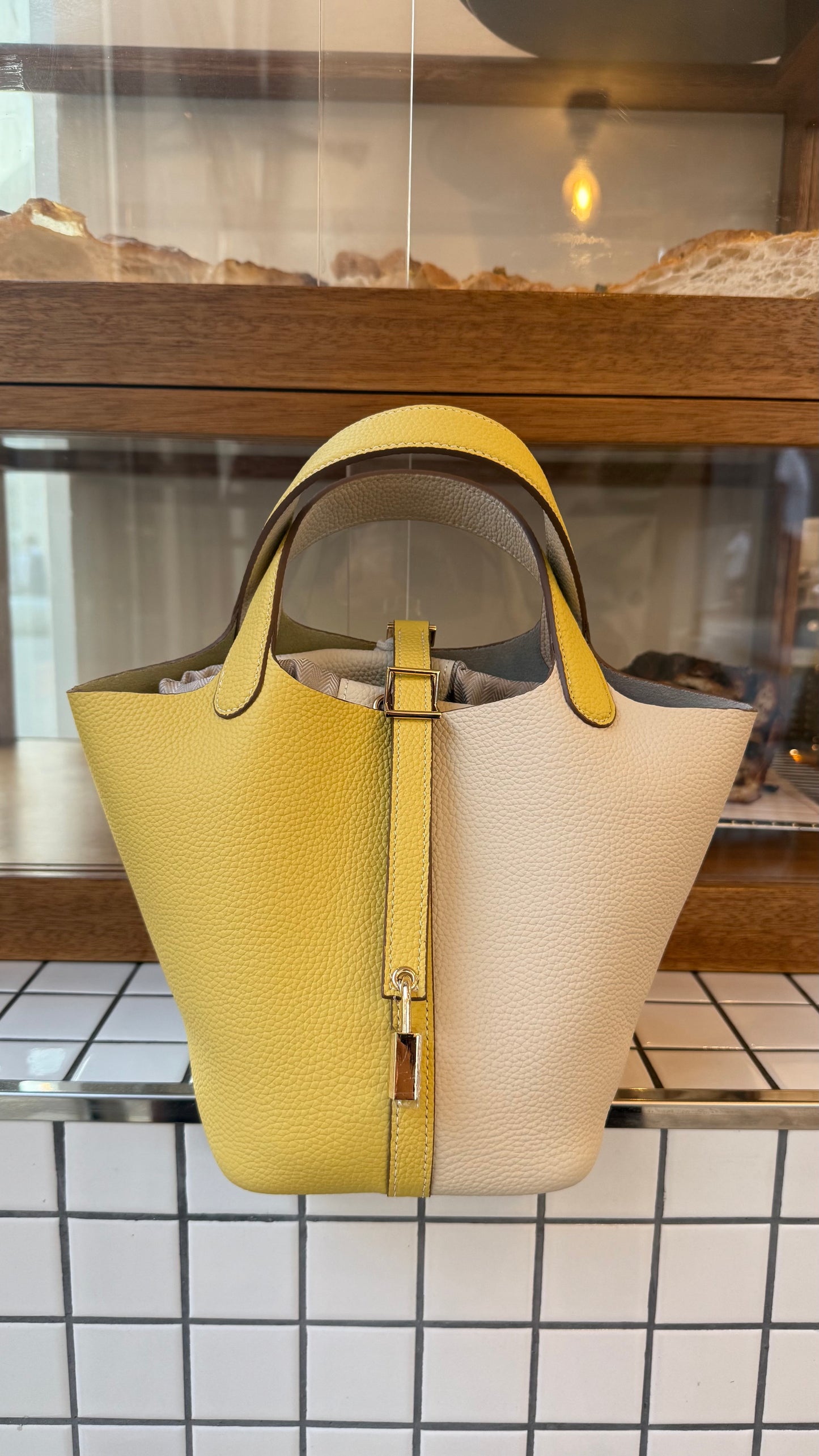 Butter yellow 18cm
