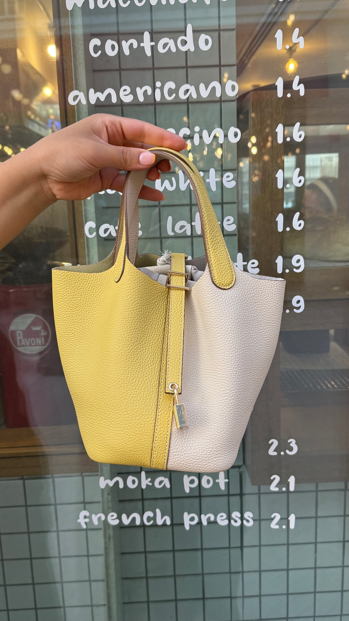 Butter yellow 18cm